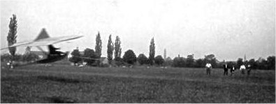 Gerade hebt sich der “Zögling” in die Luft, das Gummiseil ist abgefallen und die Laufmannschaft beobachtet den Flug. Im Hintergrund die Silhouette von Lauingen.