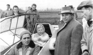 LSV Gundelfingen Nachkriegsjahre Dieses Foto entstand bei der Flugzeugtaufe der K 8. Die Frau des früheren Landrates Dr. Schweiger startet mit Karl Uhl in der Mü 13 zu einem Rundflug. Rechts mit Hut der damalige Vor stand Franz Bucher.