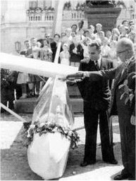 LSV Gundelfingen Nachkriegsjahre Feierliche Flugzeugtaufe auf dem Lauinger Marktplatz durch den damaligen Bürgermeister Endres.